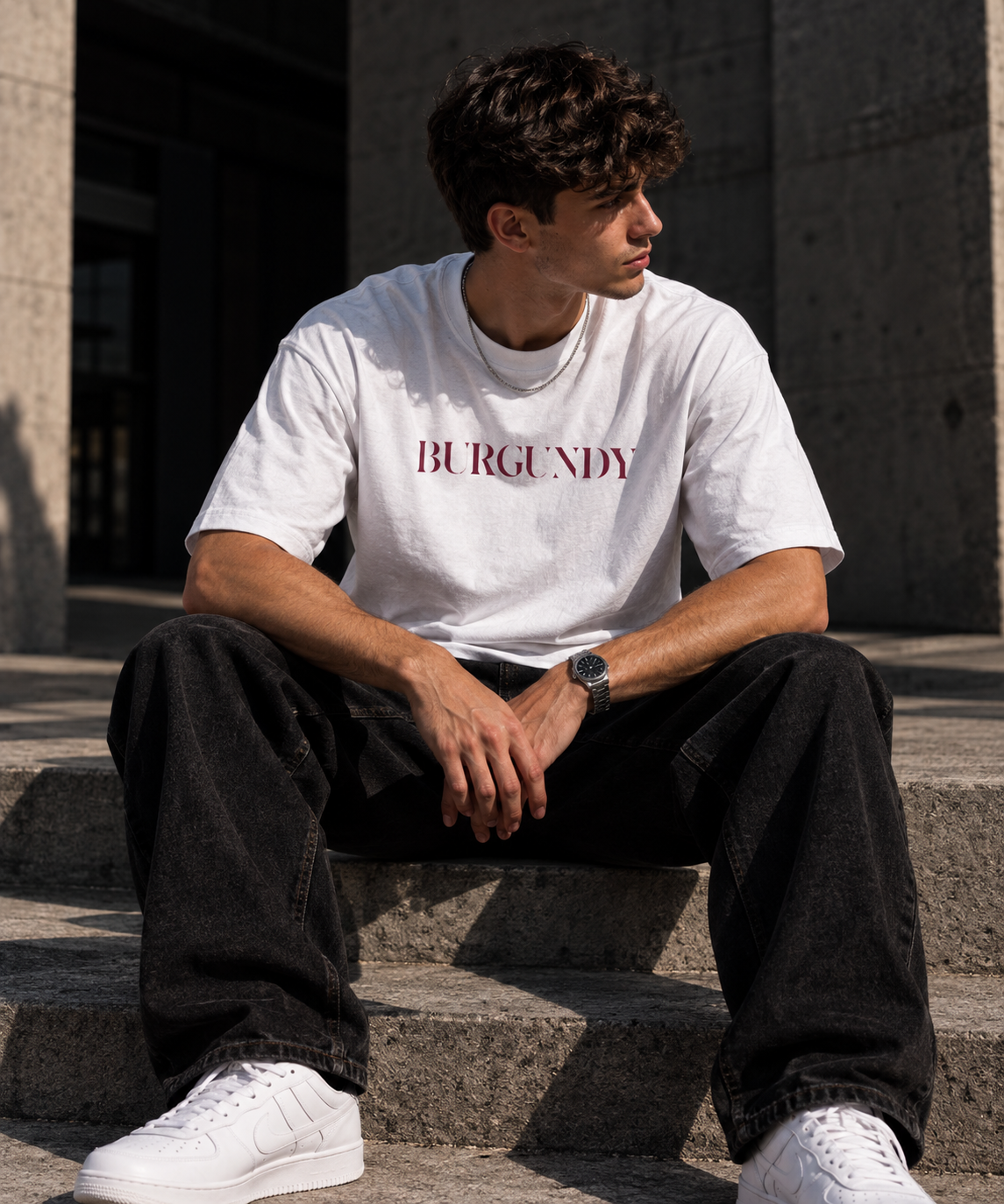 Model u bijeloj DIEN BURGUNDY majici